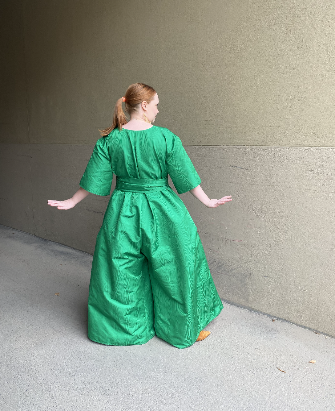 Sarianna Niskala Vihreä juhlahaalari taka 2.png