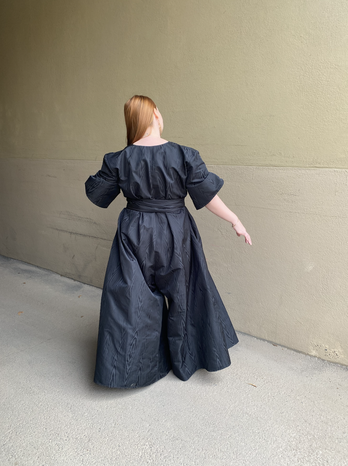 Sarianna Niskala musta juhlahaalari taka 8.png
