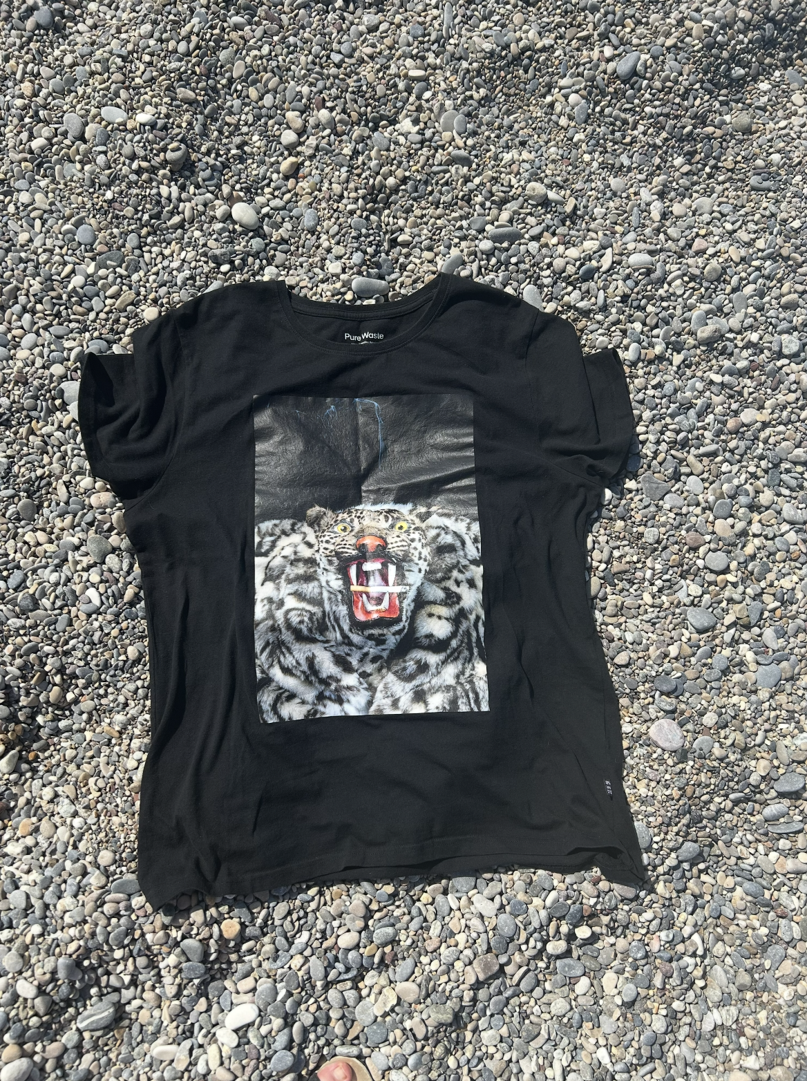 Hannele T-shirt on the beach 1.png