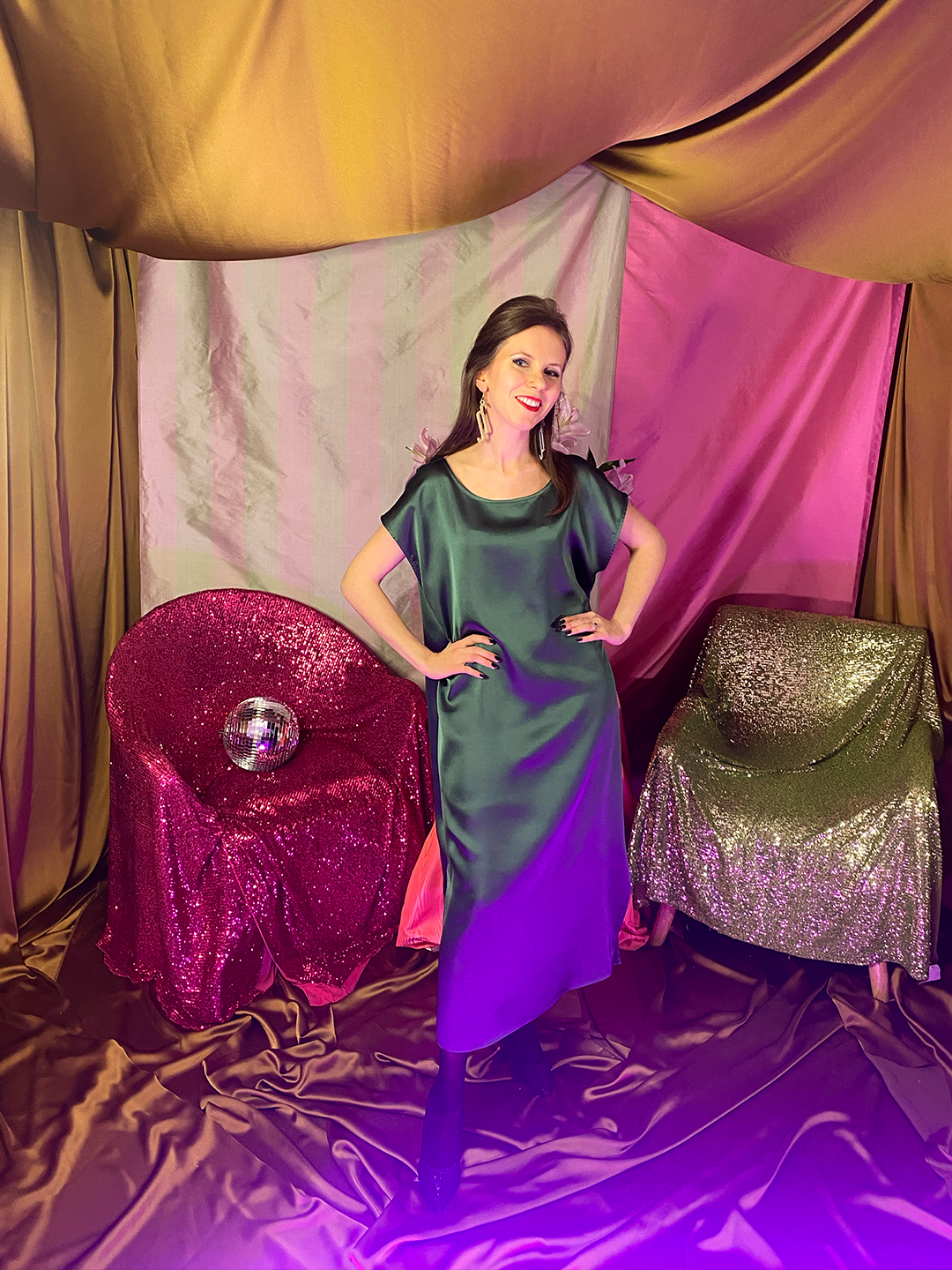 Occasion dress dark green front.png