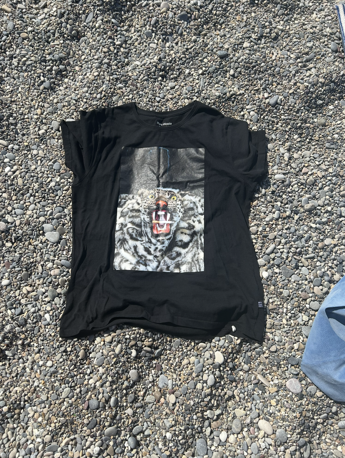 Hannele T-shirt on the beach 2.png