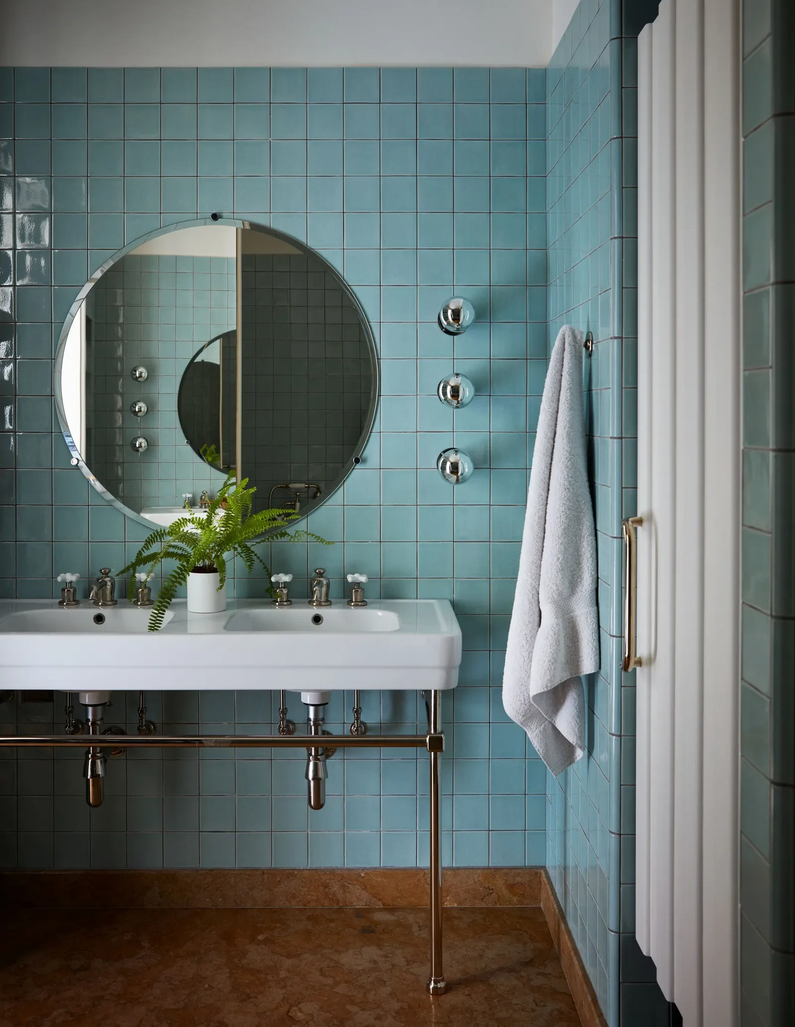 Mid-Levels, Hong Kong, 5,000 sq.ft.
  *Executive designer, collaborate with Studio KO;     Contractor: Chong Ngai Construction &amp; Decoration Co. Ltd.    
  Featured in Architectural Digest   
