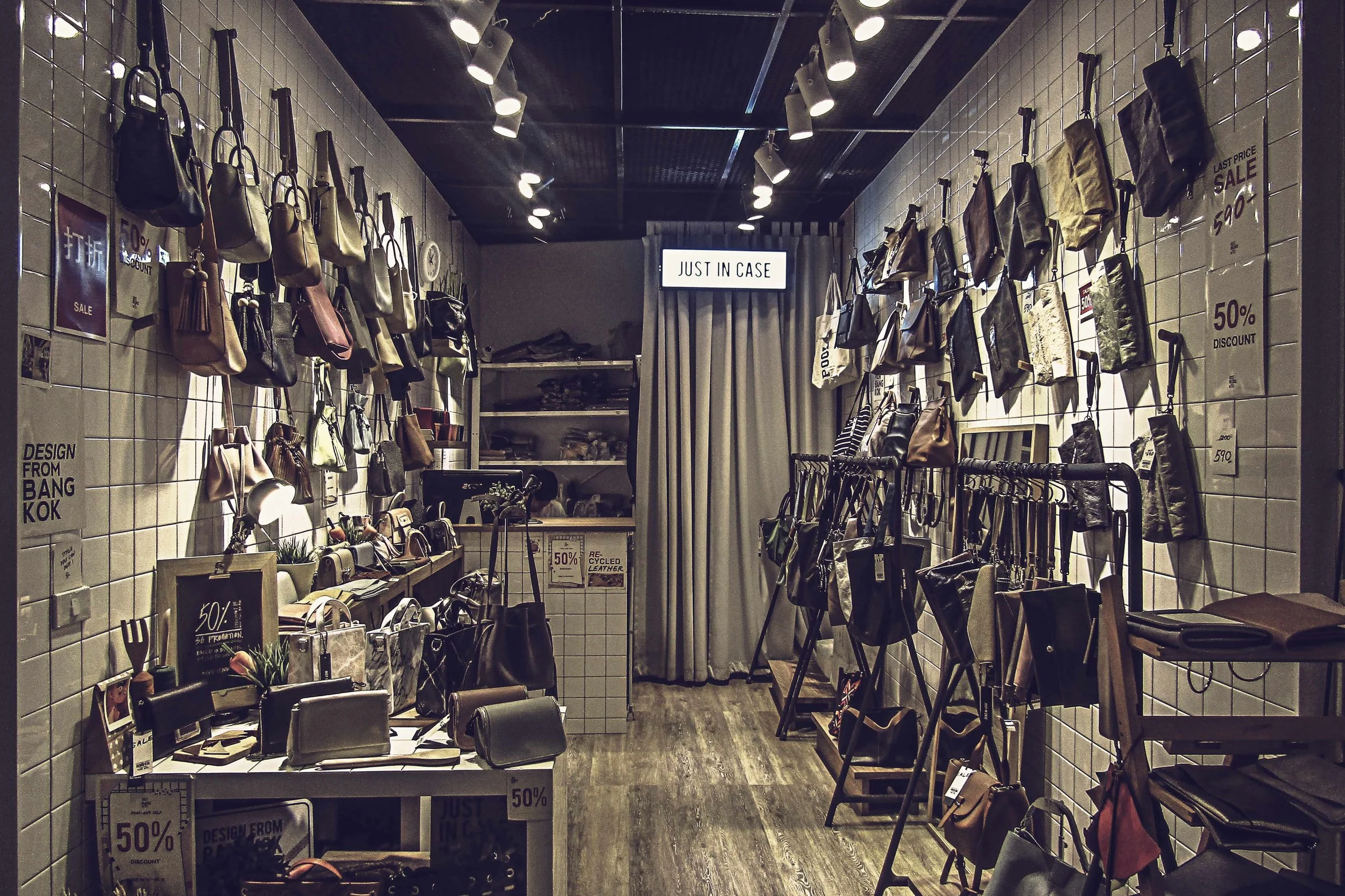 bags-business-commerce-581344.jpg