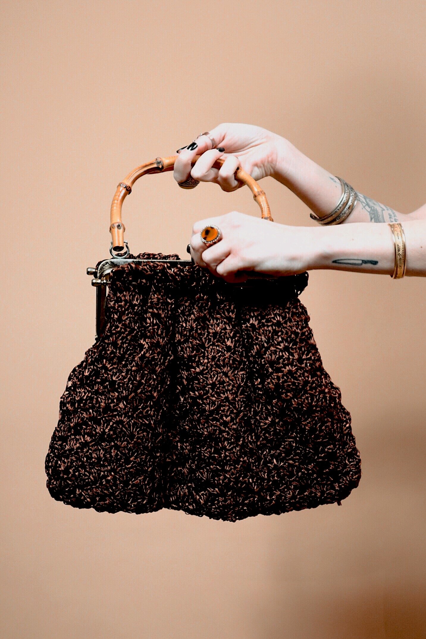 RUBBER SOUL : Vintage 70s Wooden Handle Wicker Bag