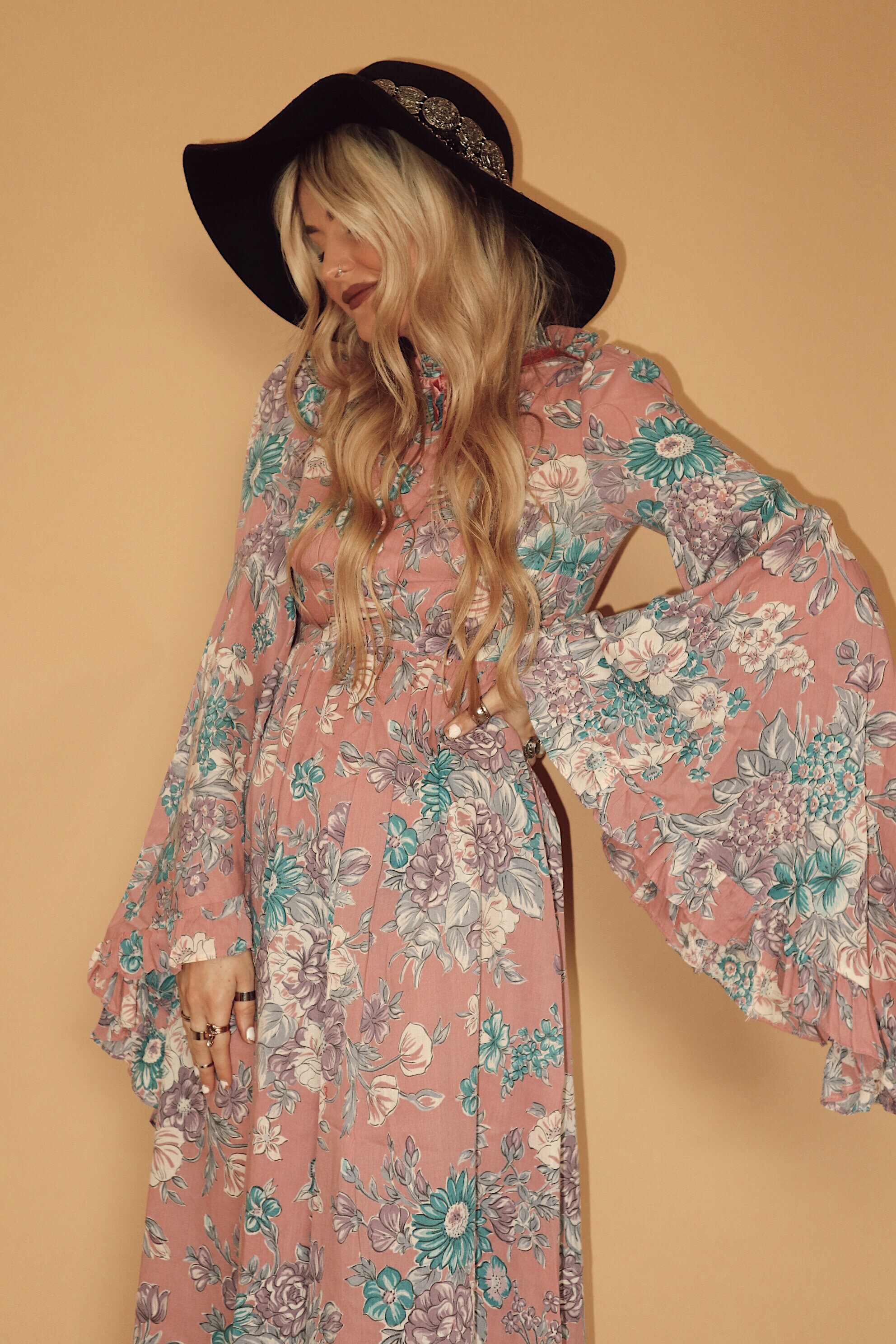 EDGE OF SEVENTEEN : VINTAGE 70s Lilac Floral Stevie Sleeve Maxi Dress - XS