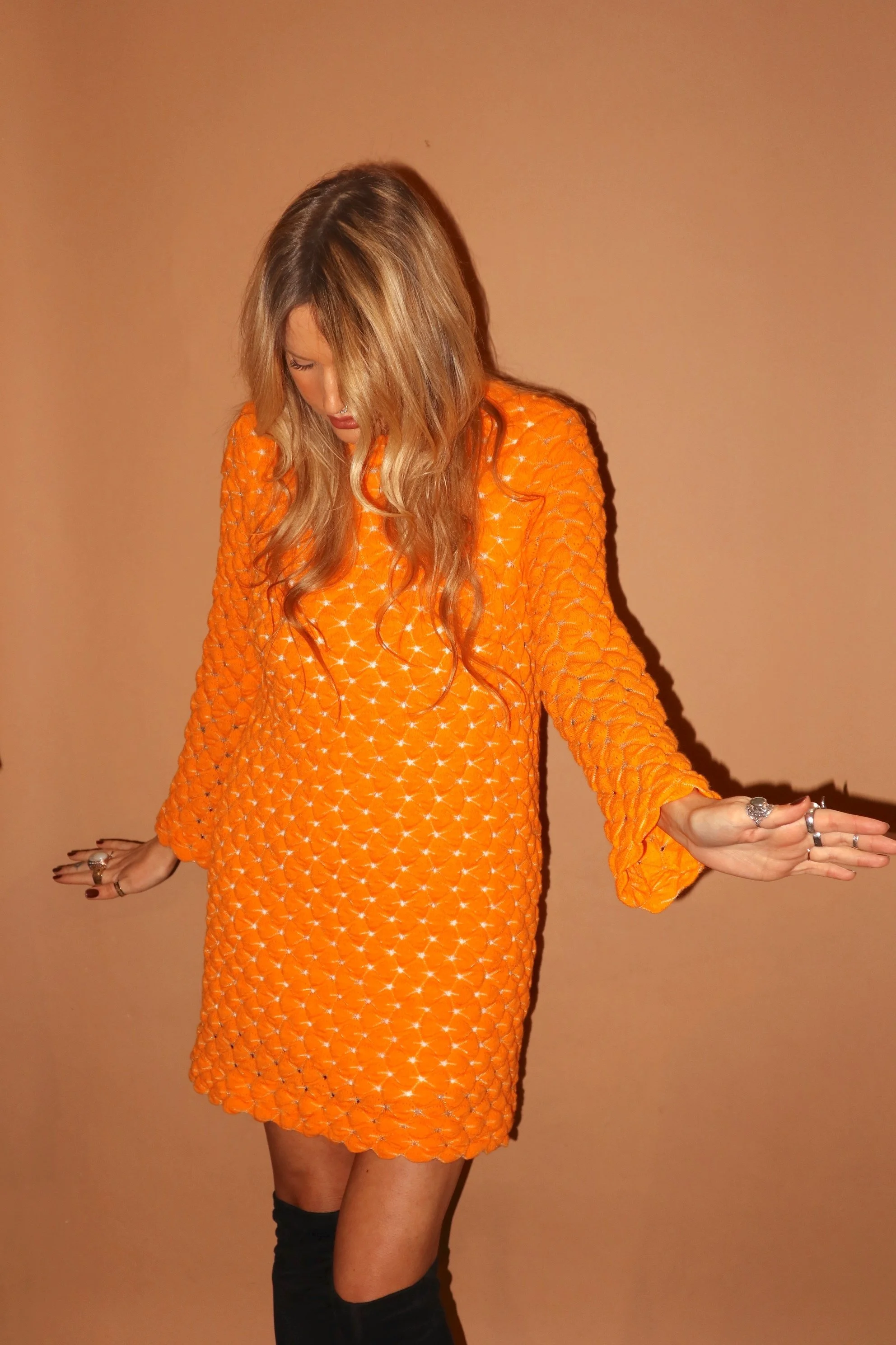 VINTAGE 60s ORANGE CROCHET LONG SLEEVE SHIFT MOD DRESS - MEDIUM 2.JPG