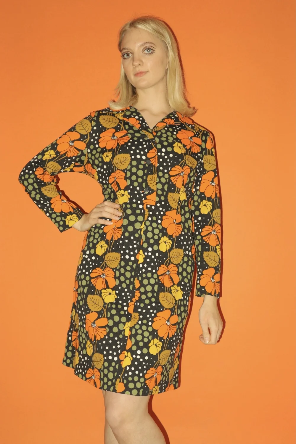 VINTAGE 70S ORANGE & BLACK FLORAL RETRO COLLARED MIDI DRESS - MEDIUM   Strange Ray Vintage