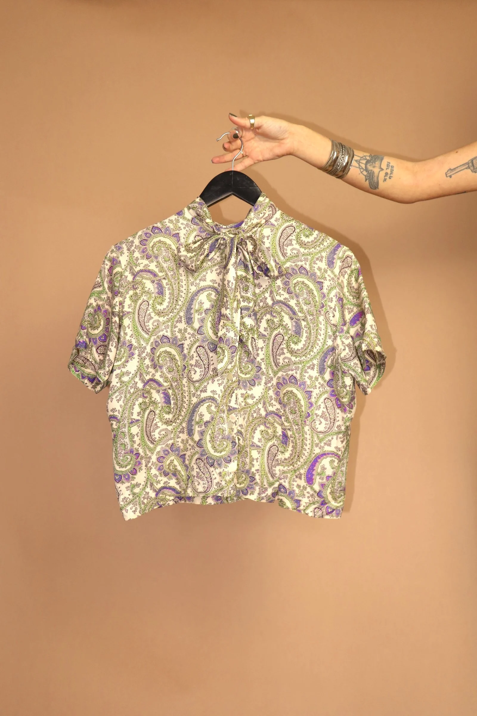 VINTAGE PAISLEY GREEN & PURPLE PUSSY BOW TIE NECKLINE CROPPED BLOUSE - MEDIUM.2.JPG