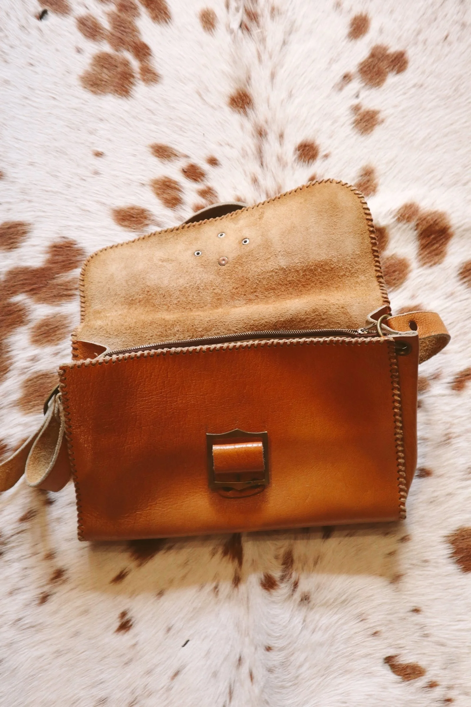 VINTAGE 70's TAN GENUINE LEATHER WHIPSTITCHED TUDOR STYLE HANDBAG - ONESIZE.3.JPG