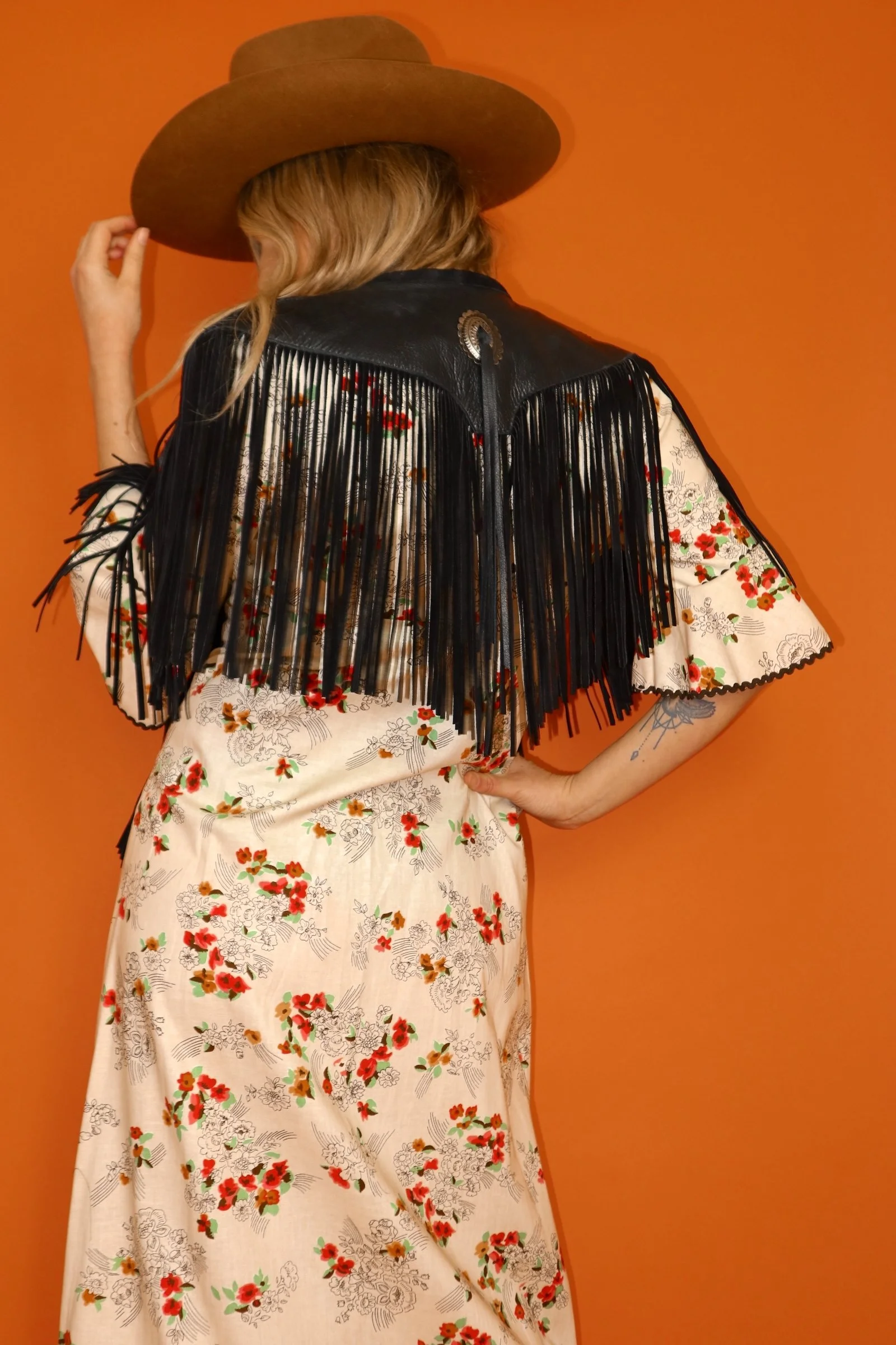 VINTAGE 80s BLACK LEATHER FRINGED TASSEL CONCHO WESTERN CAPE - ONESIZE 4.JPG