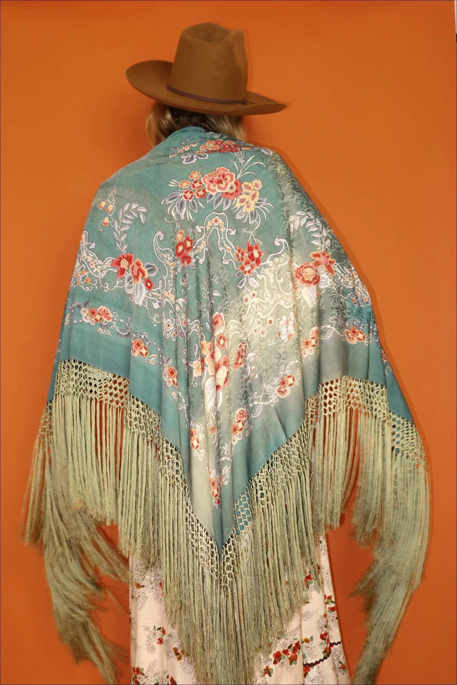 VINTAGE 1920s GREEN TASSEL FRINGED SILK FLORAL PIANO SHAWL - ONESIZE.8.JPG