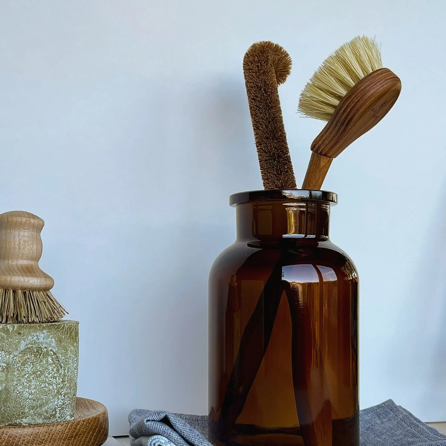Ecococonut bottle brush in amber apothecary jar