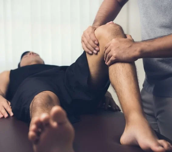 Dr. Ben Hosler treating knee pain at New Edge Spine and Sport in Pittsburgh