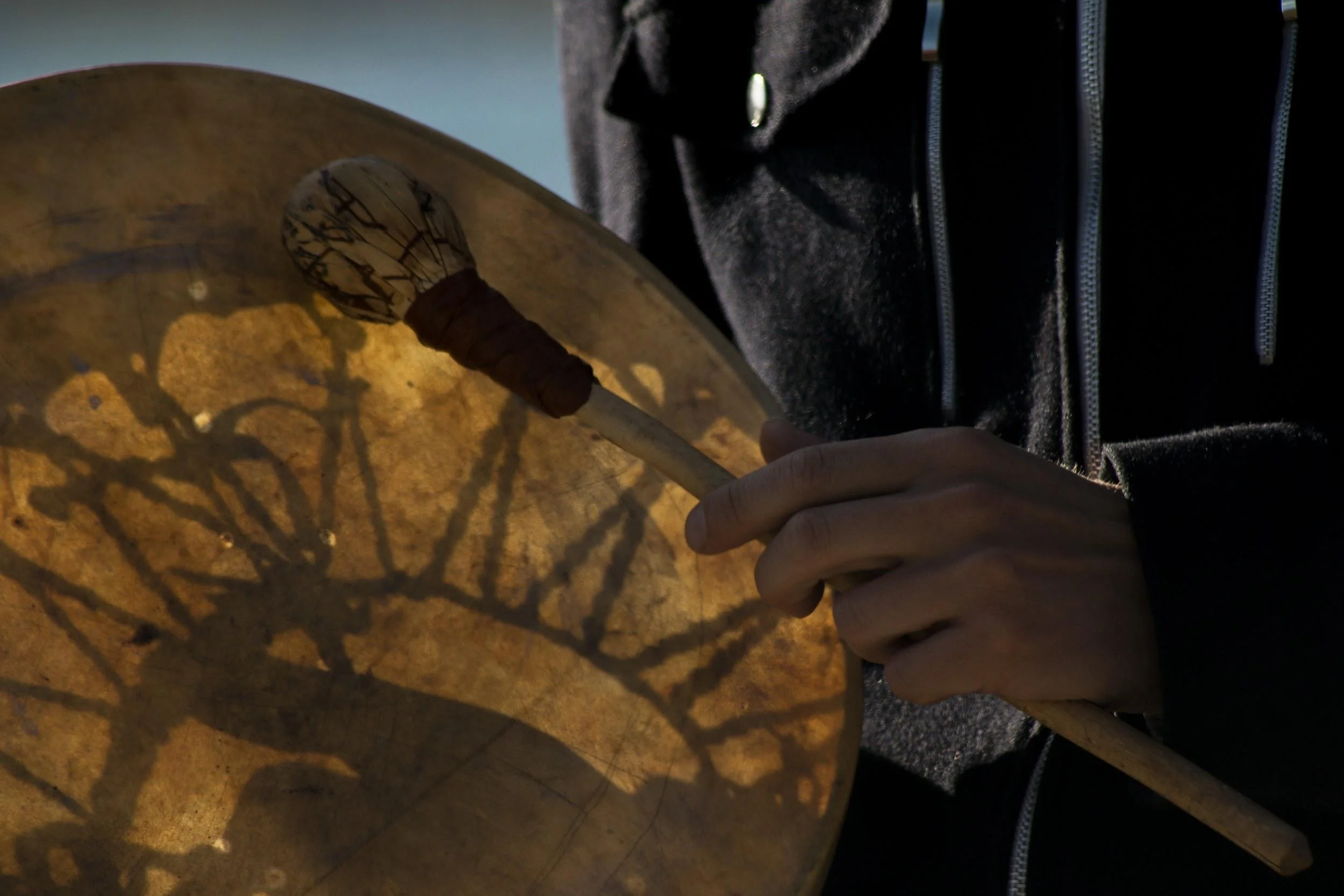 Drumming during a ritual and demonstration held in Romsa (Tromsø) in support to the Standing Rock protesters in the USA | Francesca Castagnetti / 2016