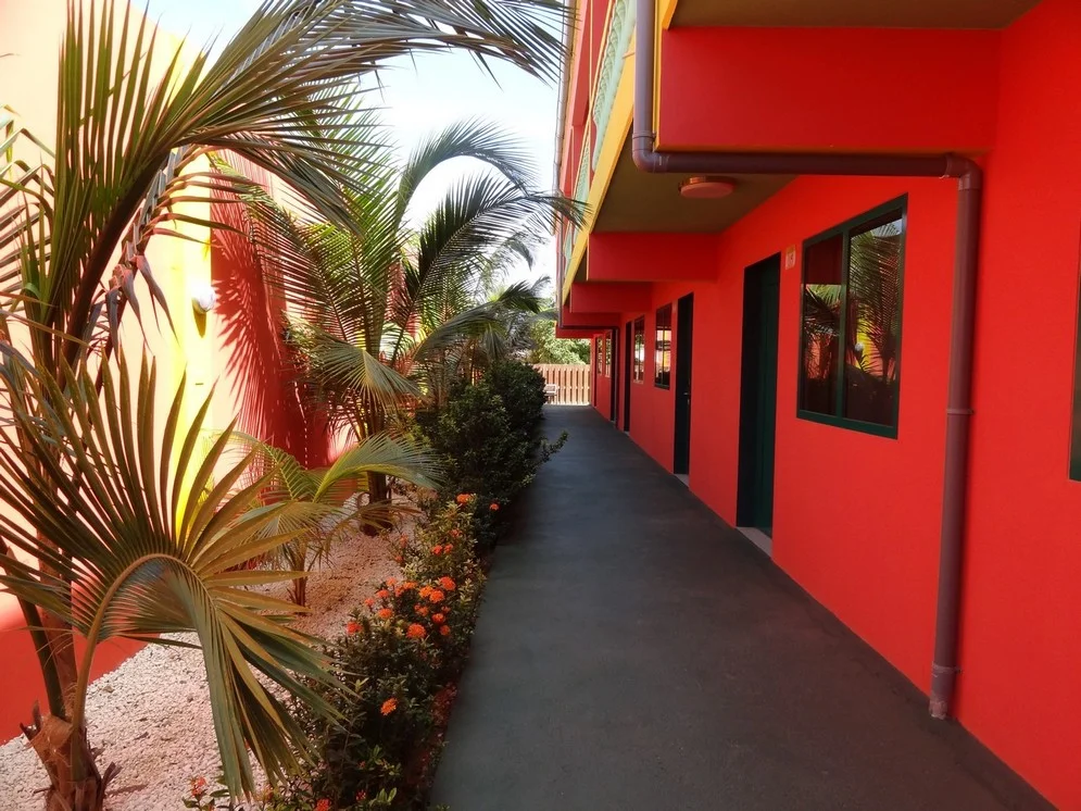 deluxe_outside2_2015-02-23 14.47.33.jpg