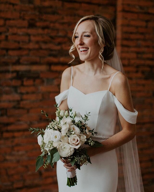 How beautiful is our bride Chelsea 👰🏼 &bull; 📸 @katiebenfeyphoto 
Venue @thespicefactoryhamilton 
Design &amp; Floral @imperiumeventsinc