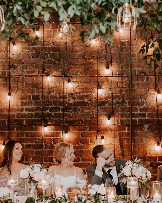 Head Table Tip: Think beyond the table! Overhead and backdrop pieces bring the whole look together 😍