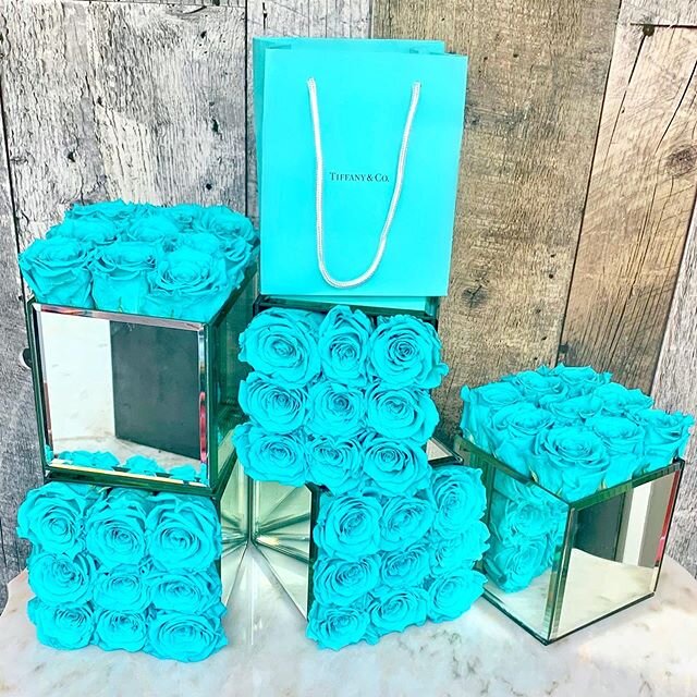 The most beautiful bridesmaids gifts you ever did see 🤍 &bull;

Forever Roses from our luxury collection to match that beautiful blue heart @tiffanyandco