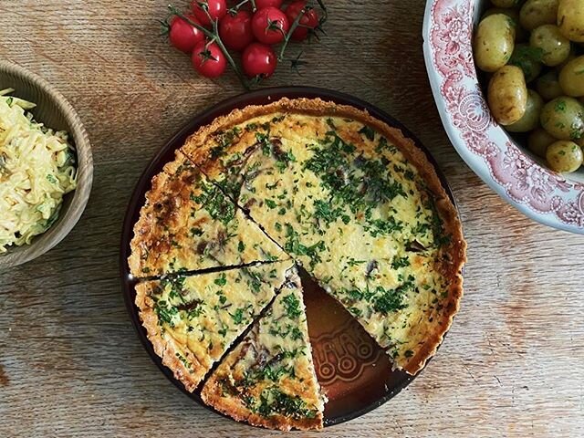 M o n d a y ~
Made a tart with goats cheese and caramelised onions for dinner this evening alongside a thousand baby potatoes dripping in butter and a coleslaw with a spiced mayonnaise. There was also a salad with homegrown leaves but my daughter who