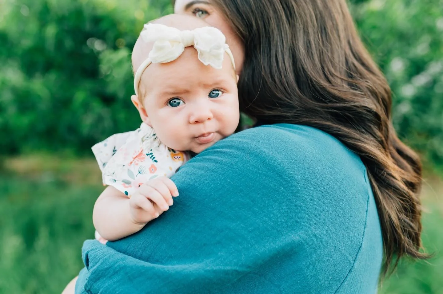 This cute family + baby&rsquo;s blue eyes=😍😍😍
⠀⠀⠀⠀⠀⠀⠀⠀⠀
After a couple of very rainy and gray days I am super excited for this warm and sunny weekend. ☀️ 
⠀⠀⠀⠀⠀⠀⠀⠀⠀
Anyone doing anything fun for spring break?
.
.
.
#portlandfamilyphotographer #van