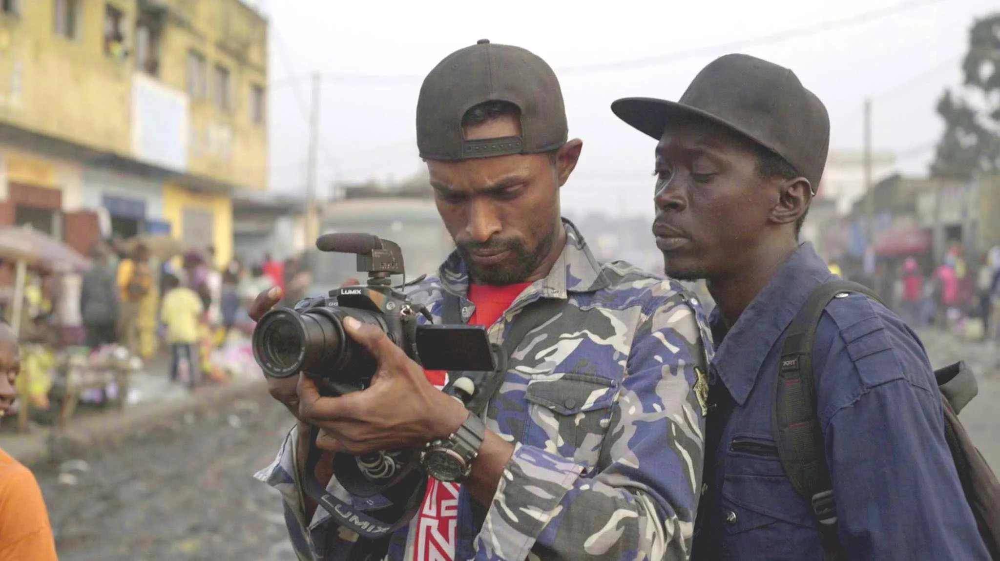 Nizar Saleh (1987, DRC) is filmmaker and photographer. After finishing his studies in visual communication at Académie des Beaux-Arts in Kinshasa, Nizar made several short docs looking at Kinshasa’s art scene. Together with his colleague cineast Paul Shemisi he founded production house ‘Kimpavita Film’.