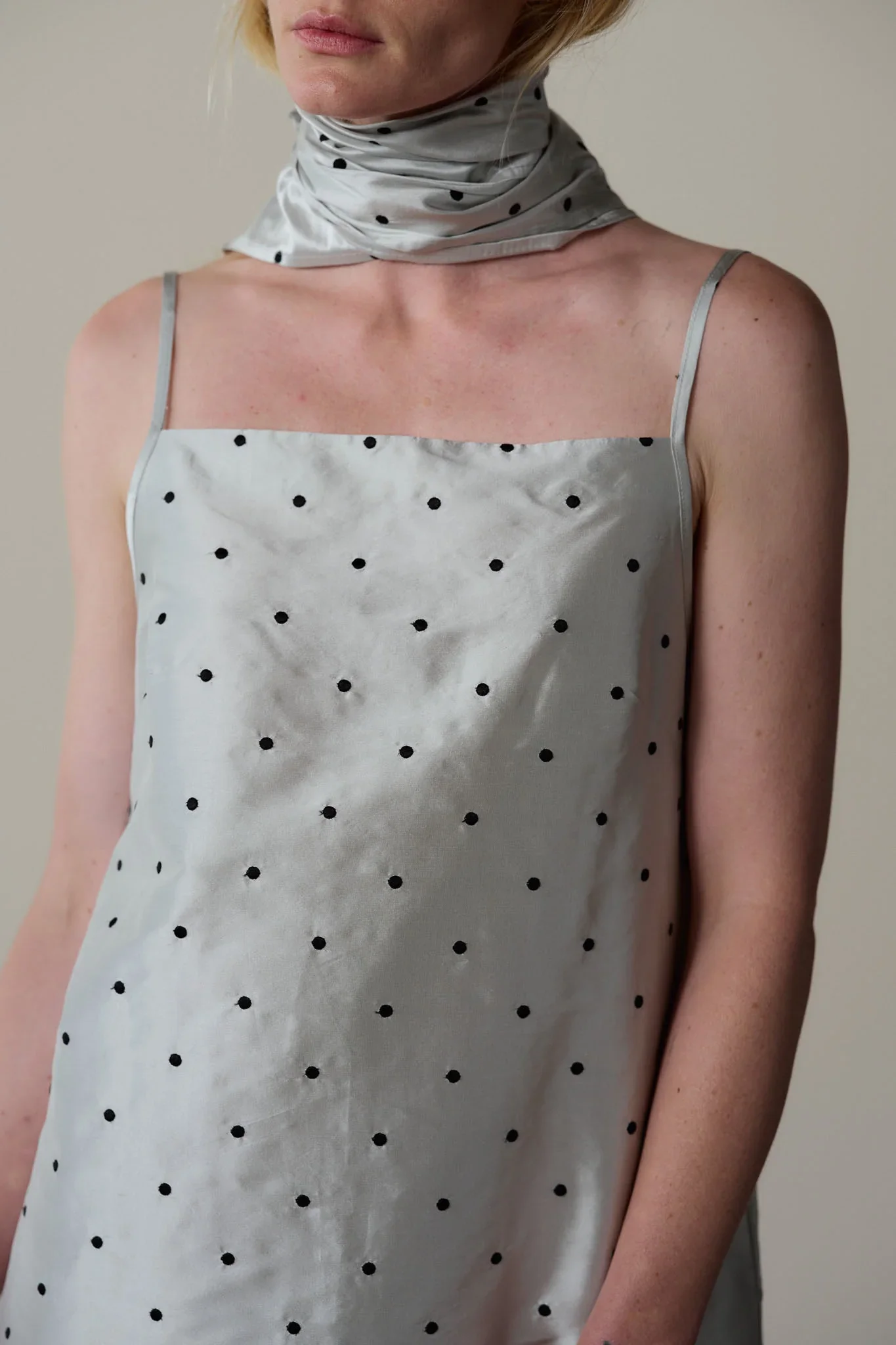 the-taffeta-mini-dress_silver_black-polka-dots_0134.webp