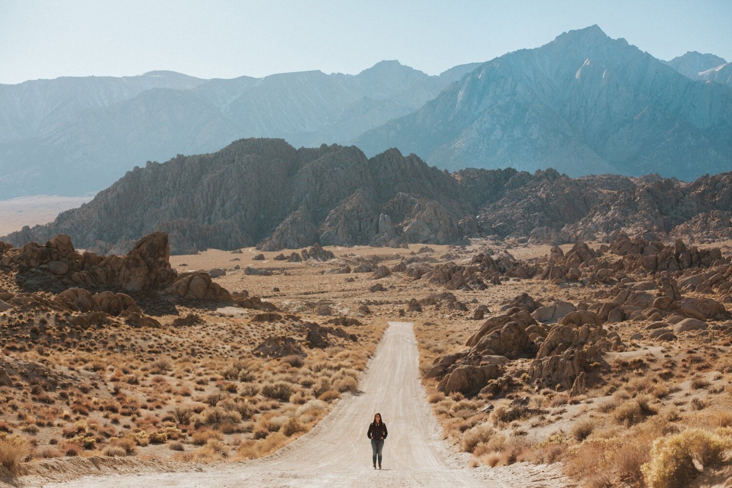  movie road in alabama hills recreation area provides the perfect scene for an elopement or couple adventure photoshoot. image captured by california adventure photographers poppy and vine 