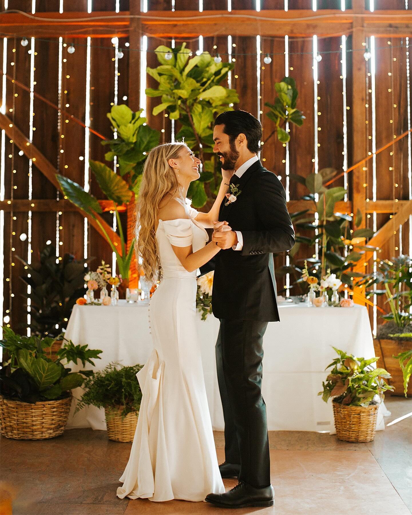 sharing some favorites from Lisa and Daniel&rsquo;s reception, because their wedding was featured over on @weddingchicks today!!!!! 🥹🥹🥹🥹🥹

.
.
.
.
.
.
.
Arizona rustic fall barn wedding phoenix elopement #phoenixweddingphotographer #scottsdalewe