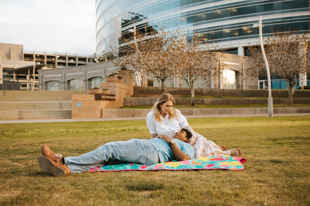 tempe town lake picnic couple photos (4).jpg