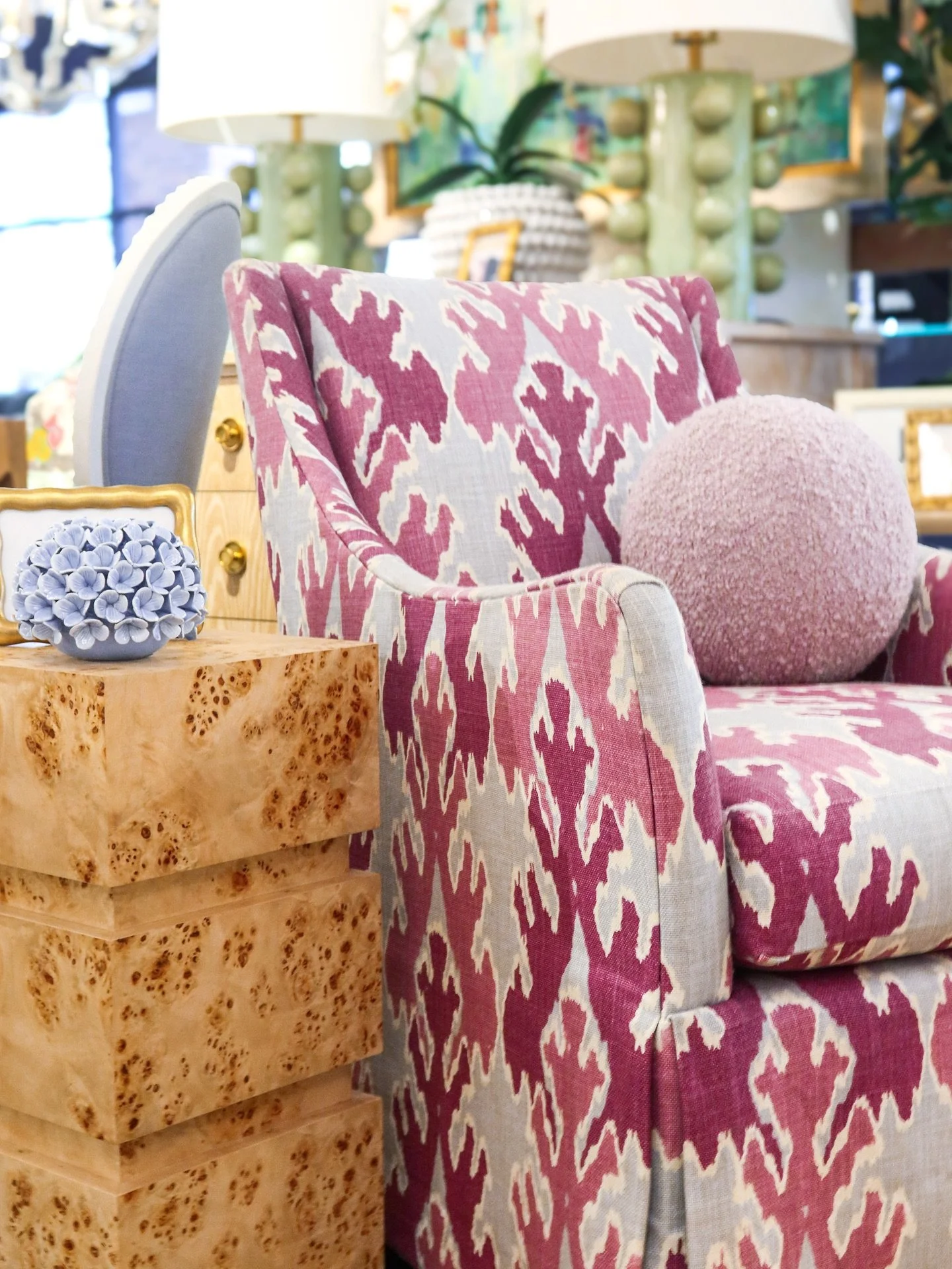 Burl accents + color to set the mood 🤸🏼&zwj;♀️

#interiordesign #swivelchair #homedecor #burlwood