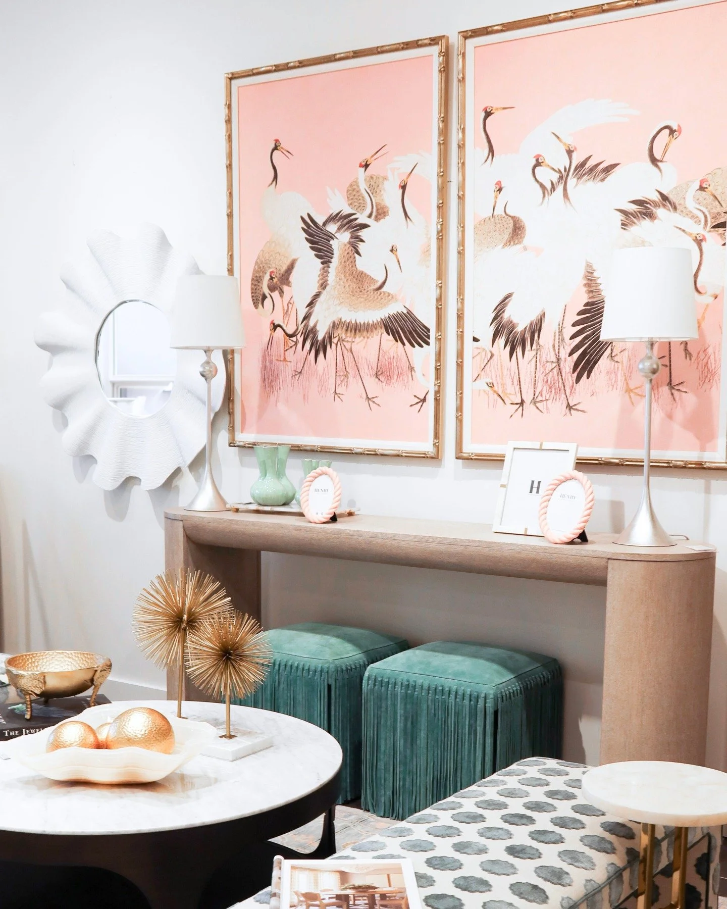 Your personality through layers 🦢

#henryhomeinteriors #interiordesign #eccentric #designdetails #furniture #oklahoma #henryhomeinteriors