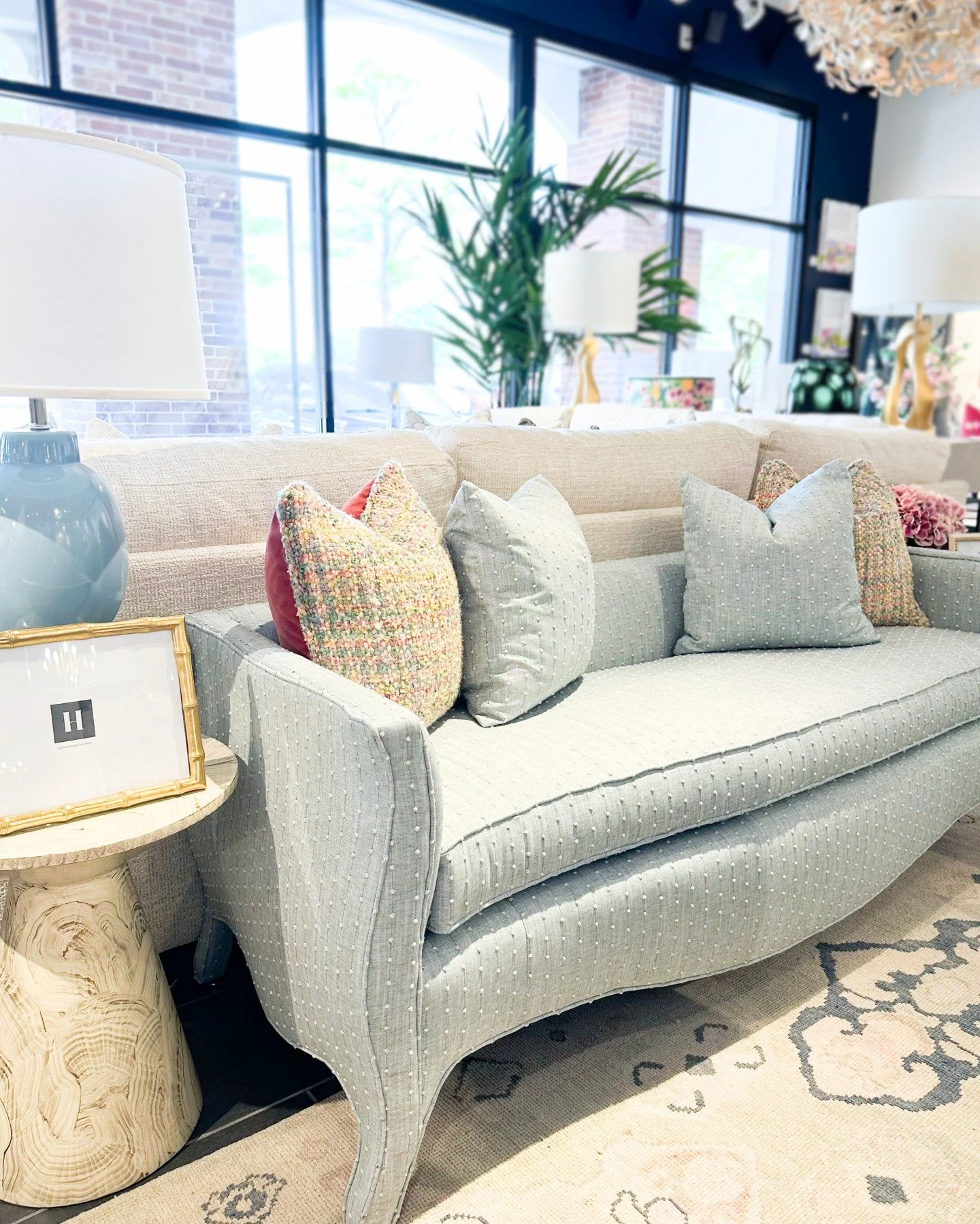 A sculptural settee defined by its curved silhouette and beautifully textured fabric, an effortless way to elevate any space. ✨

#furniture #sofa #designdetails #interiorinspo #henryhomeinteriors