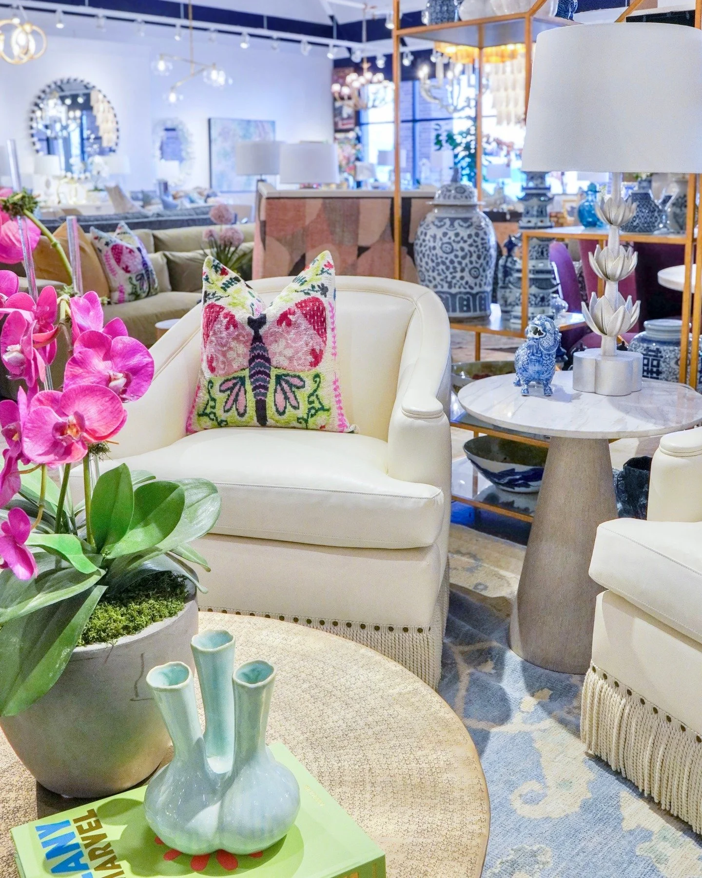 Small pops of color, big impact. 
#timelessdesign #homedecor #designdetails