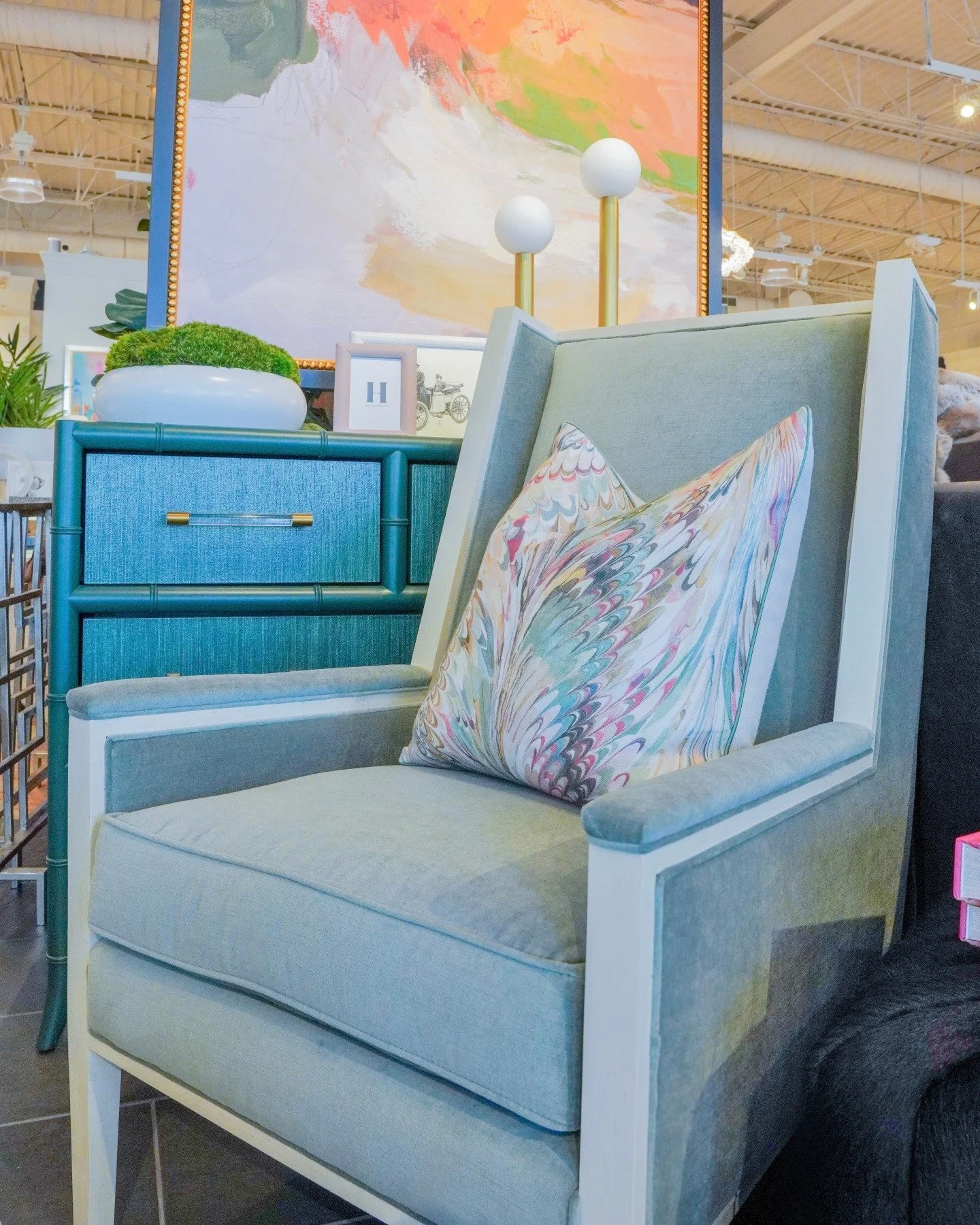 A change in fabric and pillows can give the same silhouette a whole new personality. #henryhomeinteriors #furniture #timelessdesign