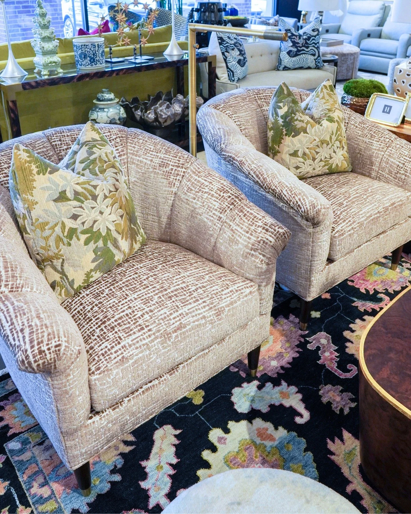 Curved silhouettes, rolled arms, and neutral tones that pop against a bold rug. A pairing that feels both inviting and intentional.
#furniture #henryhomeinteriors #interiorinspo