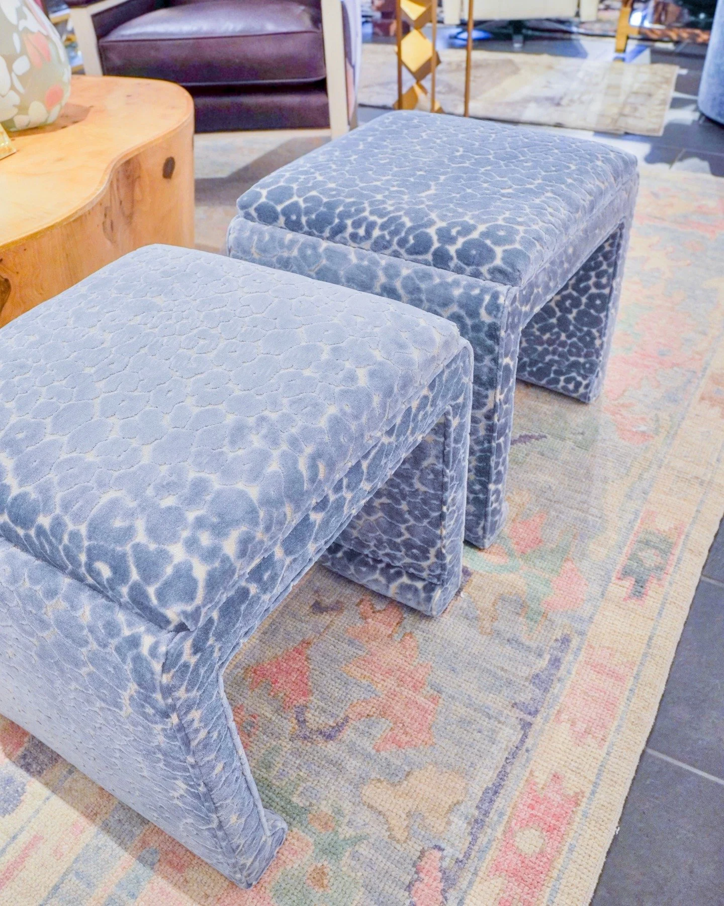 Accent pieces we love: ottomans 🤍

The same silhouette can feel completely different depending on the fabric and texture. Fringe in chartreuse feels playful, while teal feels bold. A brass band in textured leather adds warmth, while smooth fabric ke