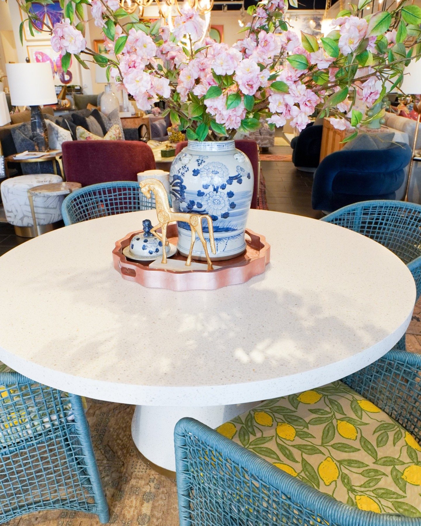 Imagine slow mornings here&hellip; coffee in hand, sunlight pouring in, and every detail intentionally beautiful. 🍋

#henryhomeinteriors #springdecor #springdesign #luxuryliving #homeinspo