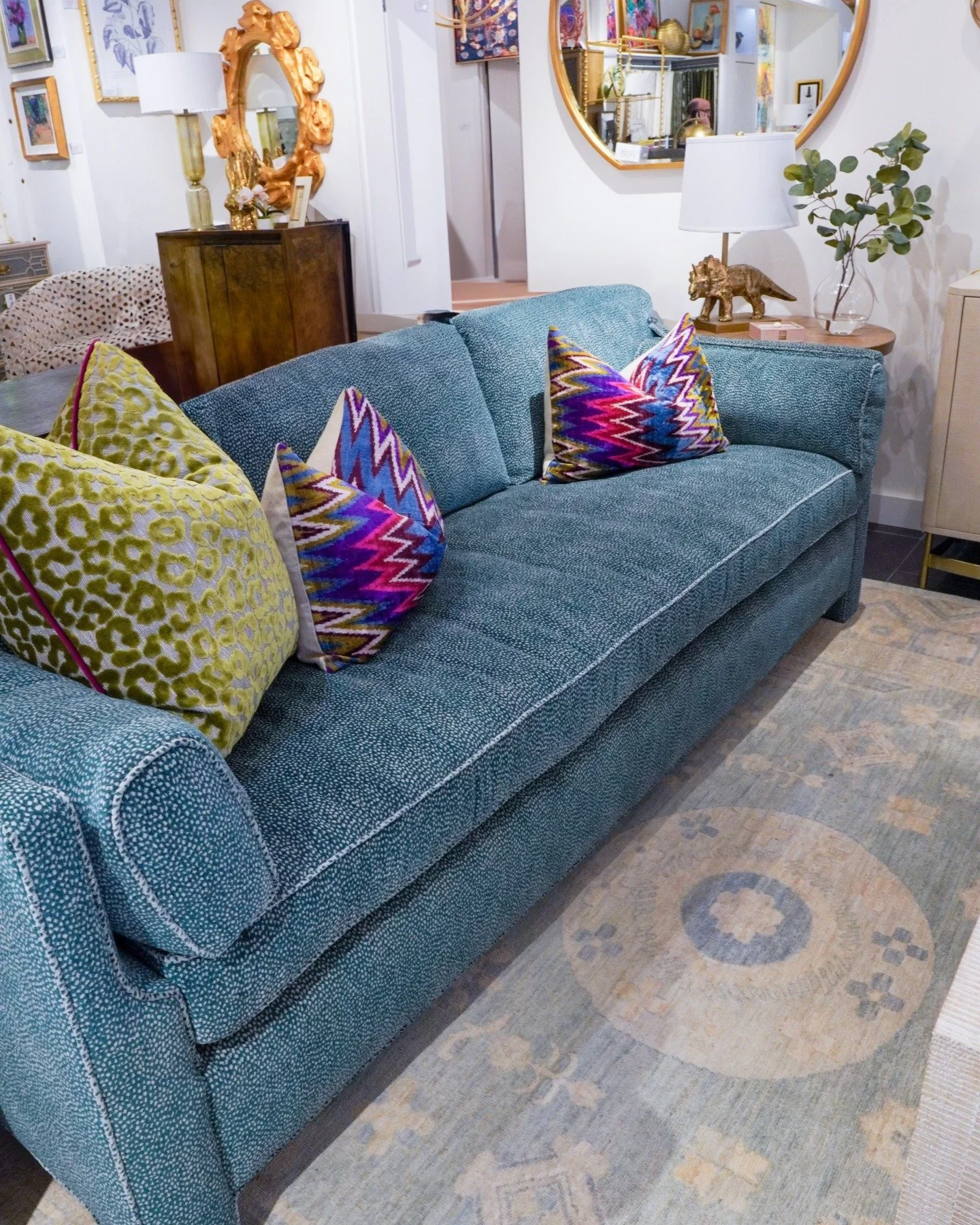 bold color meets effortless luxury ✨

#henryhomeinteriors #designdetails #luxuryliving