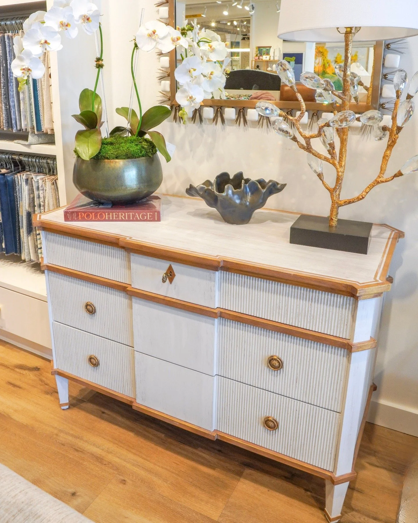 Vintage charm, modern elegance ✨

#henryhomeinteriors #interiordesign #timelessdesign #luxuryliving