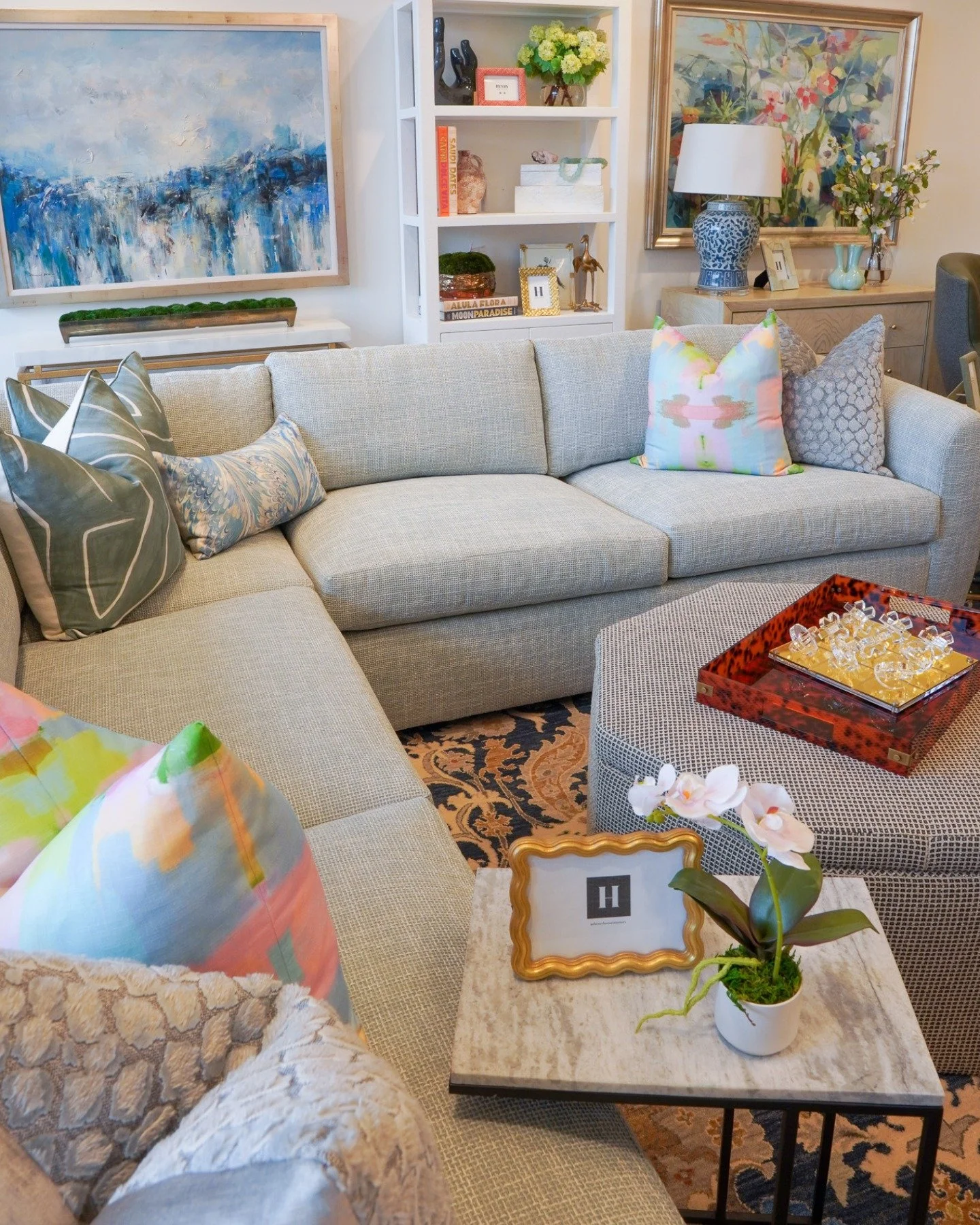 Inviting curves, effortless comfort. 🛋️

#henryhomeinteriors #homeinspo #shoplocalok #designwithpurpose