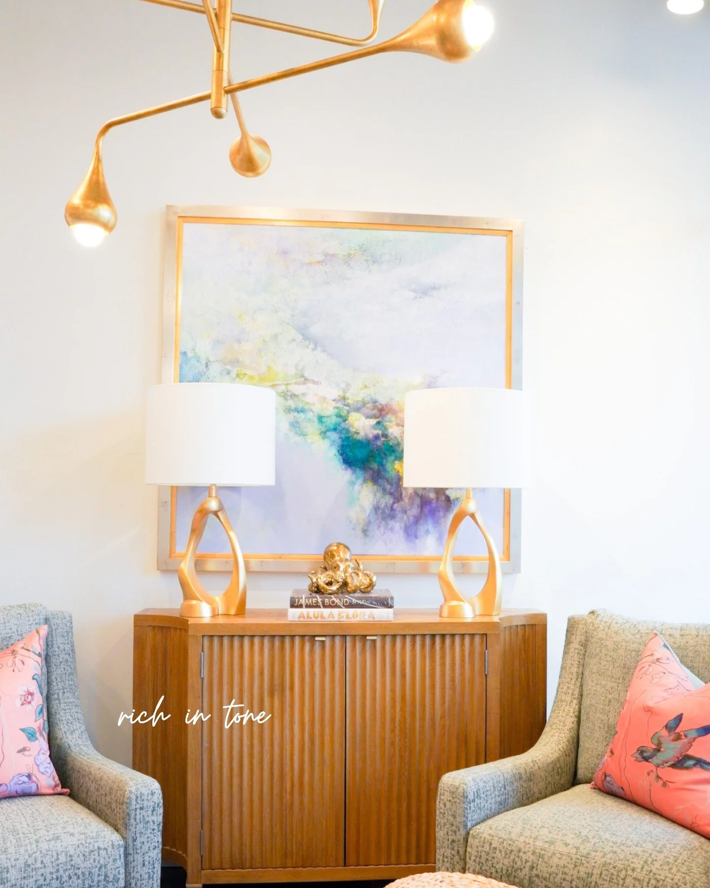 Art, texture, and structure come together effortlessly. 🌿

#shoplocalok #livingroomdesign #styledspaces #henryhomeinteriors