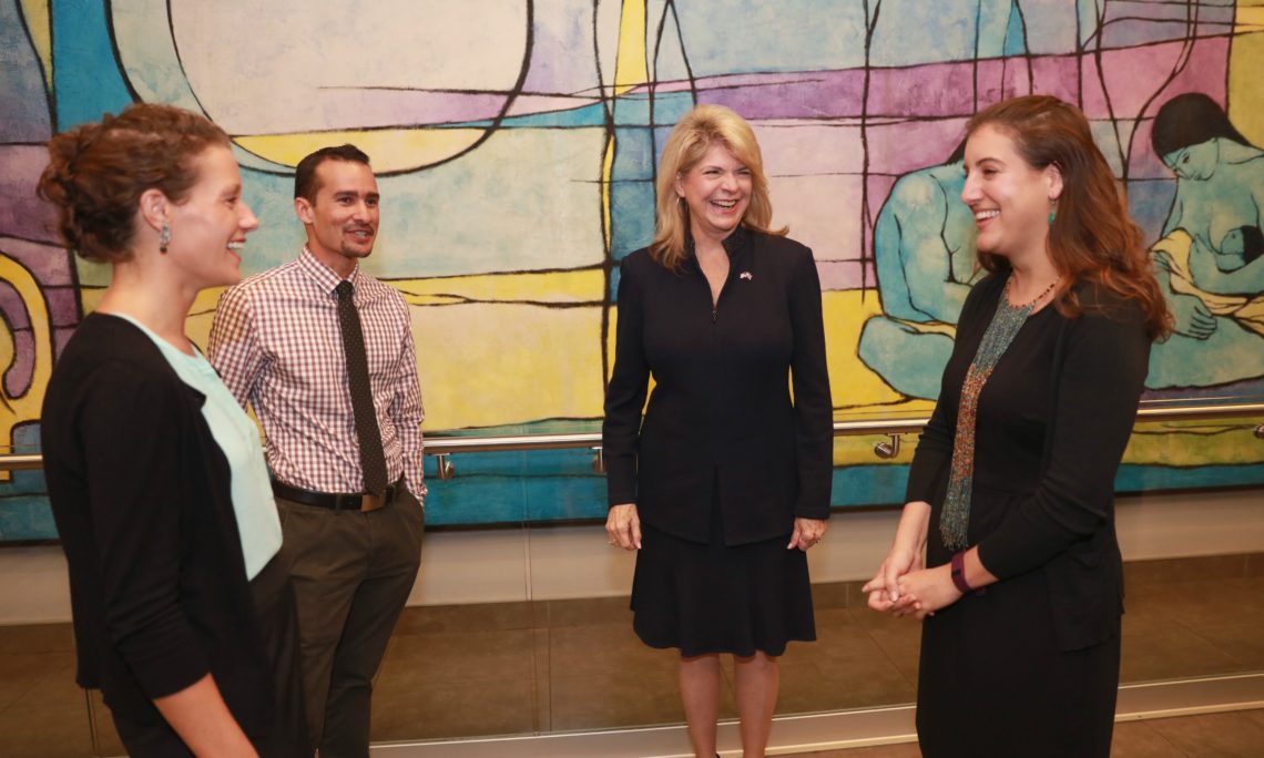 Noticias: "La embajadora Sharon Day se reúne con los becarios de Fulbright de Estados Unidos en Costa Rica"