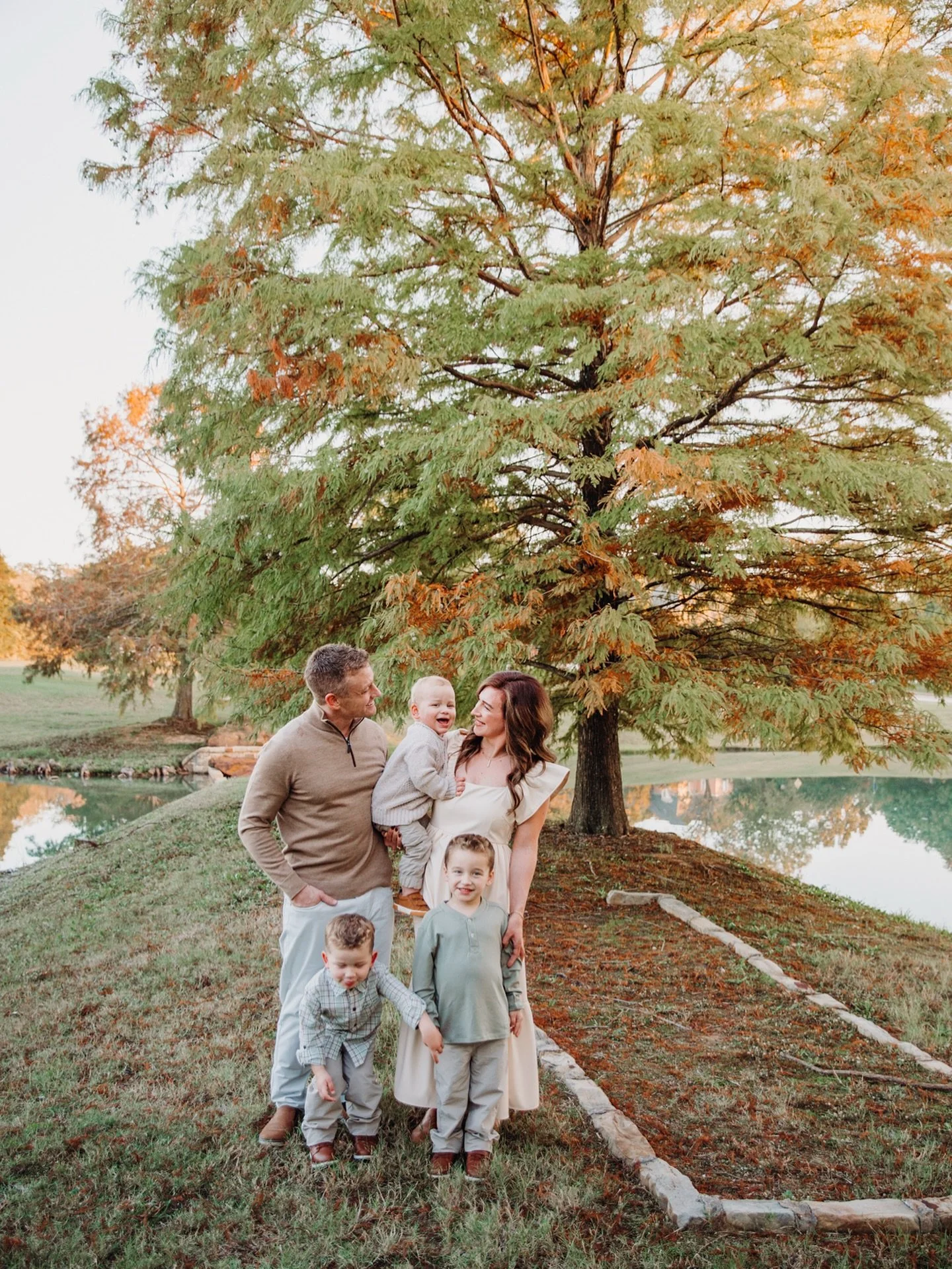 Been a minute since the blog got some love...
Today on the blog I have a quick post about my upcoming Fall Family Mini Sessions (registration email going out TOMORROW) and the wonderful time I had last year. You can read more on my website...
And i