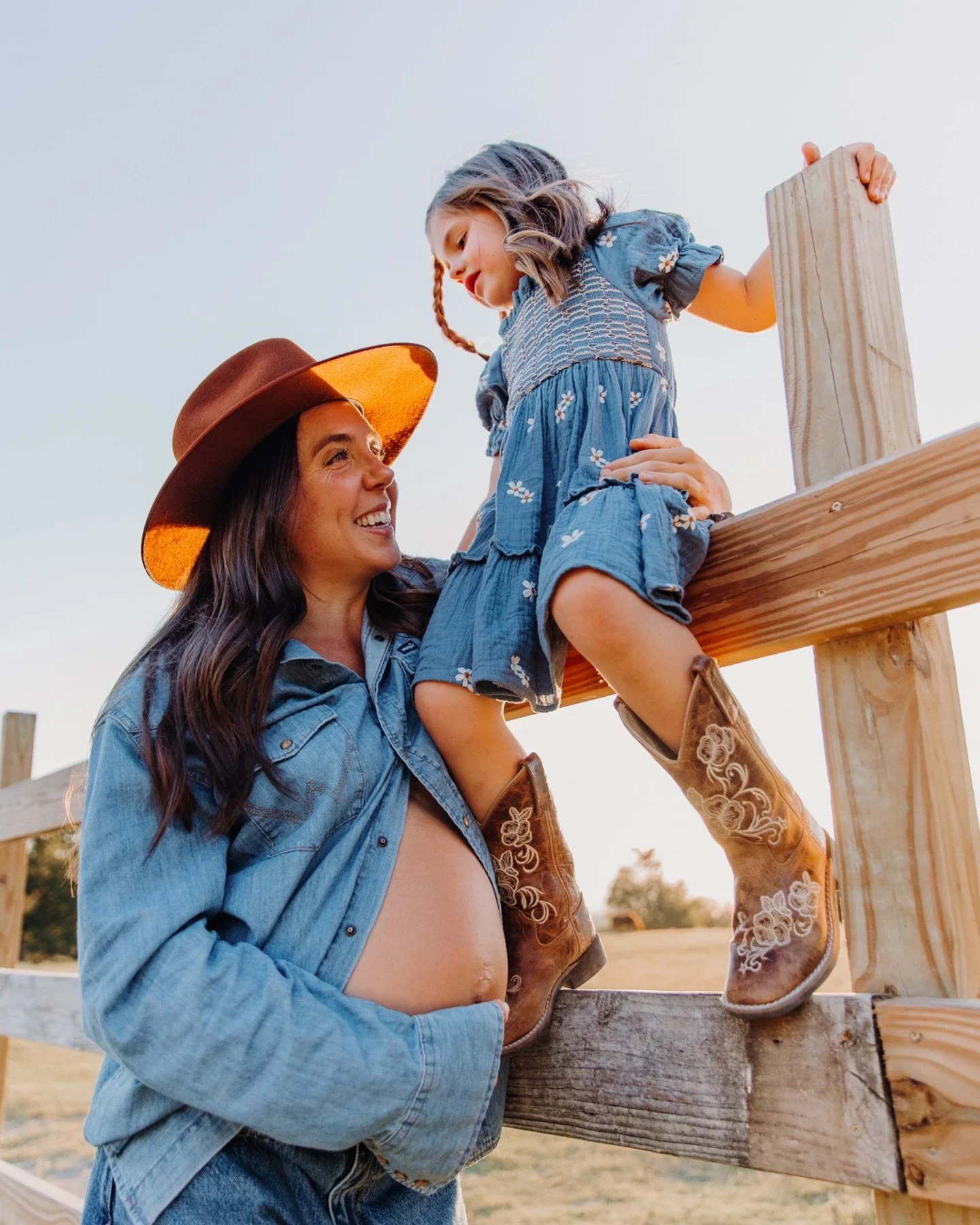 On the blog this evening is my latest maternity session&mdash; one that I will hold dear for a long time. Golden light. Green rolling ranch hills. Denim, flowers, all things lovely and bright with one of my besties and her crew. See more of this gorg