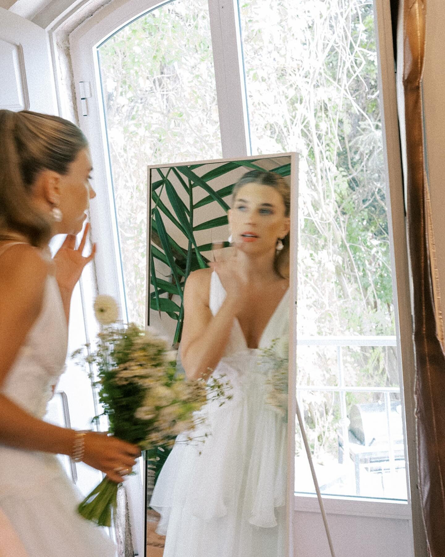 A splash of film splendour of our beautiful Anna getting ready for big day to begin. Plenty more of this gorgeous gallery to follow.

.
.

WP &amp; Styling @fernandamartinezevents 
Photographer @adrianamoraisphotography 
Catering : Pateo Velho
Floral