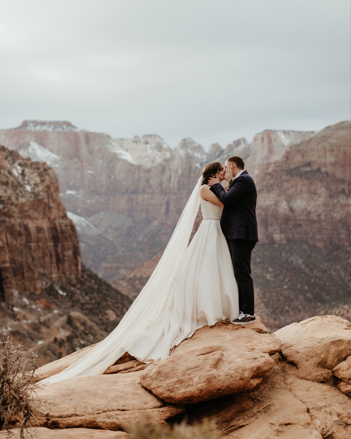 Jordyn + Stephen + their closest friends and family = a perfect elopement day. 😍 

They drove here all the way from Cleveland just to get married among the red rocks of Zion! As long as that journey was, Stephen had actually traveled even further in