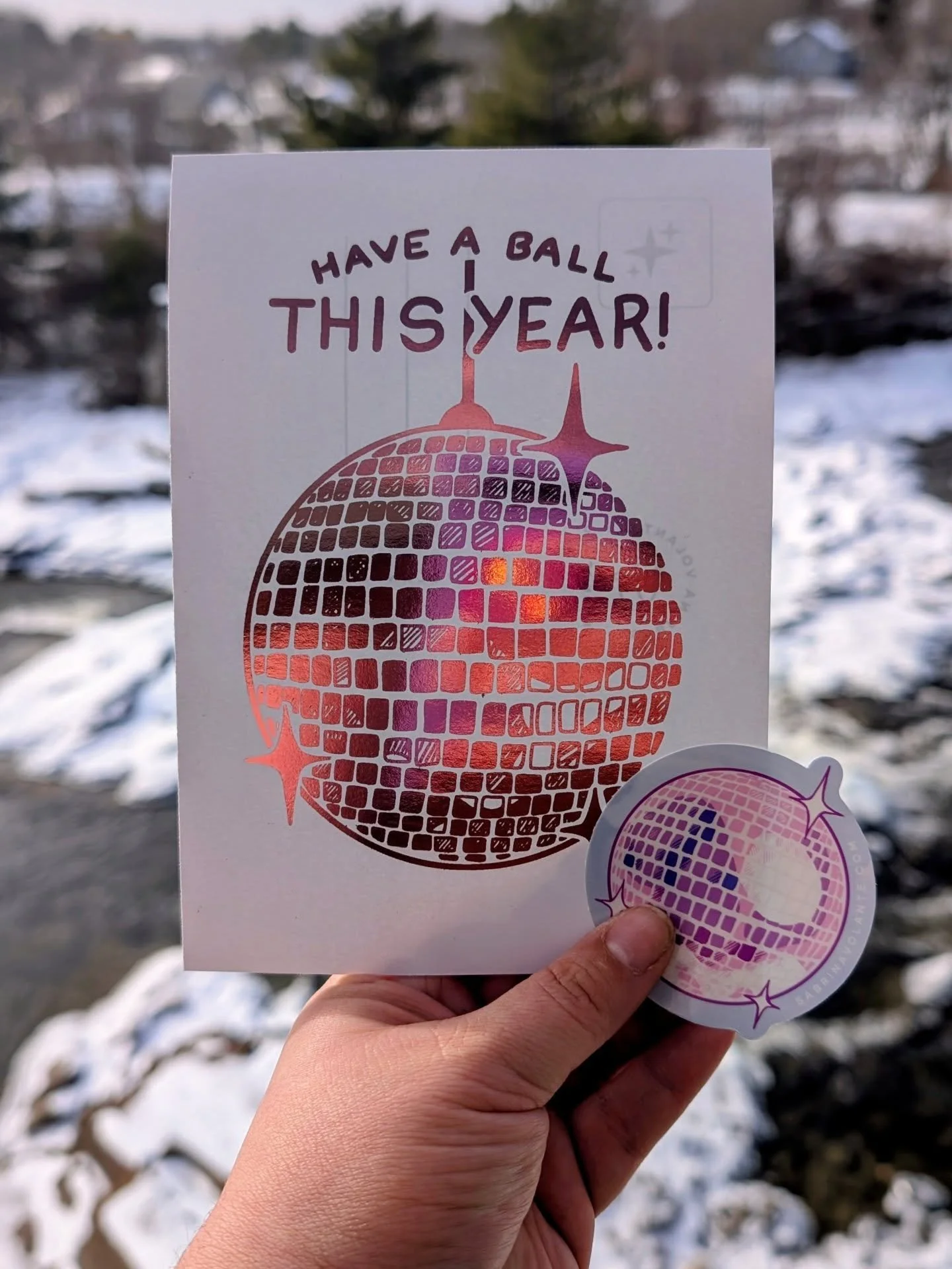 If you saw my hand sticking out the window at the mill to take this pic... No you didn't 😉 A festive new year ball drop for this month's Art of the Month Club postcard and sticker ✨