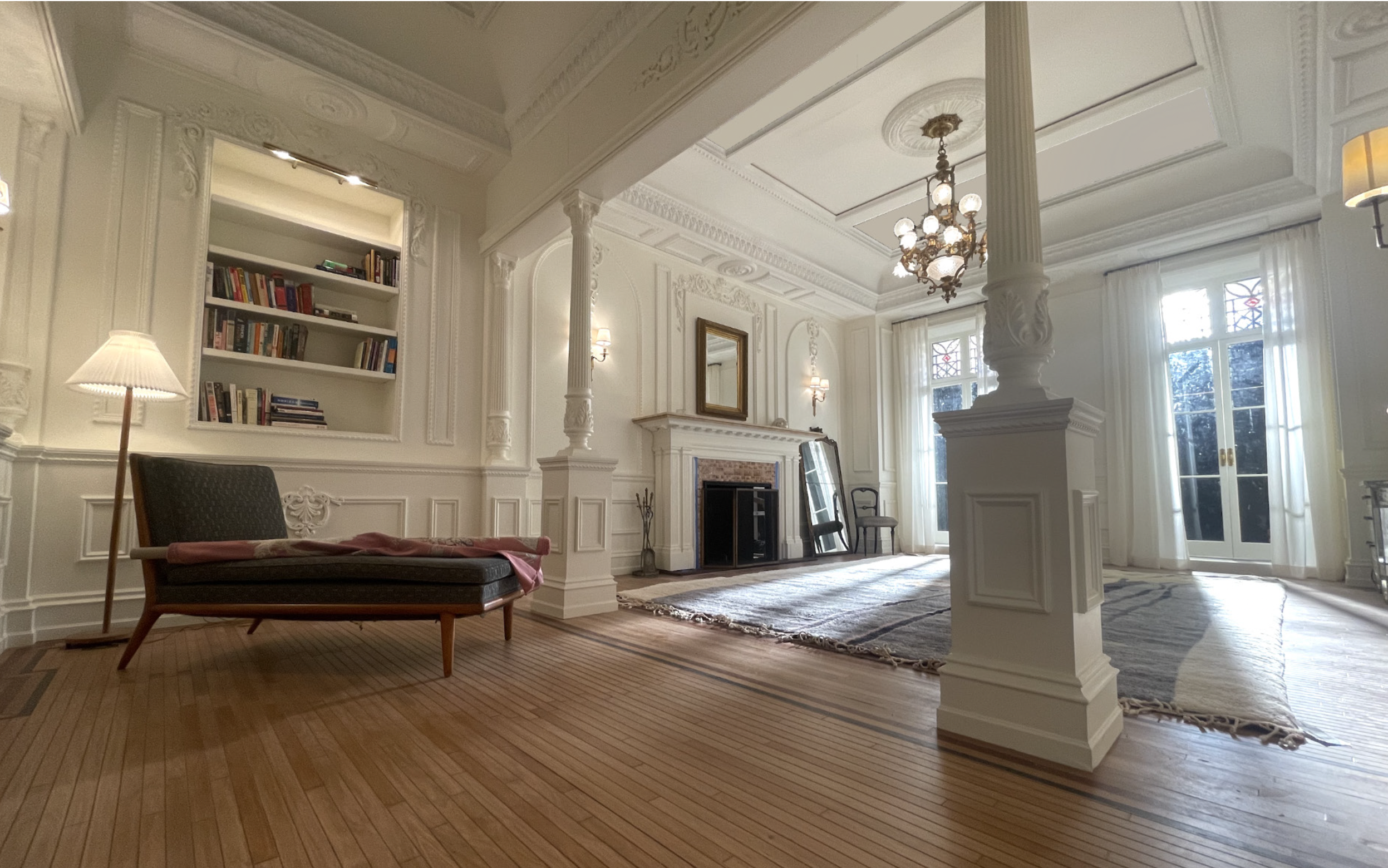  CARRIE’S GRAMERCY PARK TOWNHOUSE 
