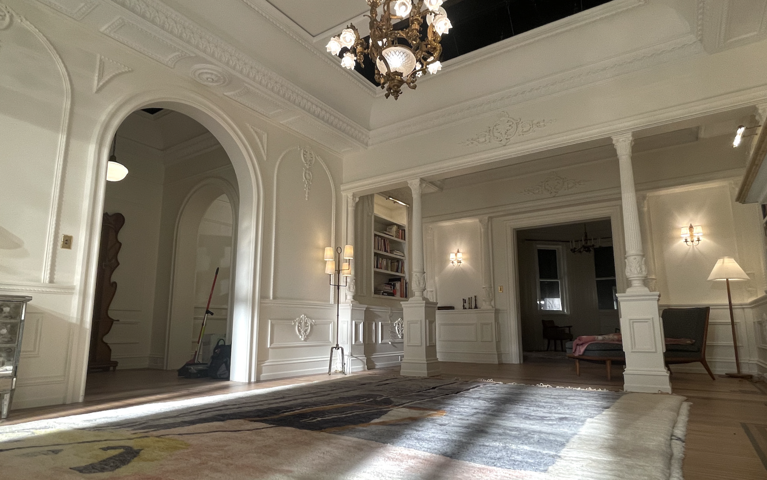  CARRIE’S GRAMERCY PARK TOWNHOUSE 