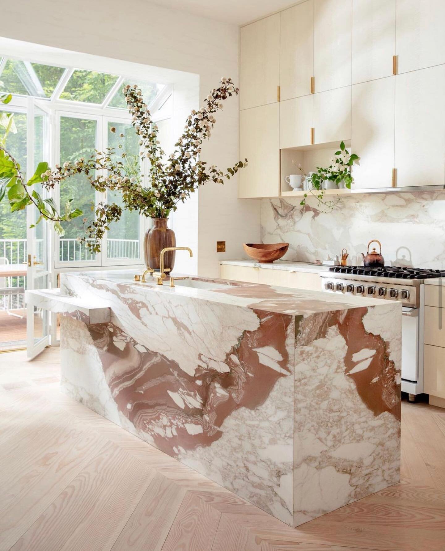 My goodness this kitchen by @elizabeth_roberts_architects is a jaw dropper!!!
Photo by @cassieflotowarner